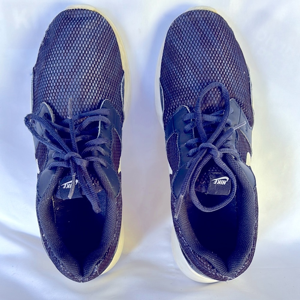Slightly Worn Woman Nike  Navy Blue  Sneakers Size 9.5 - Picture 4 of 12
